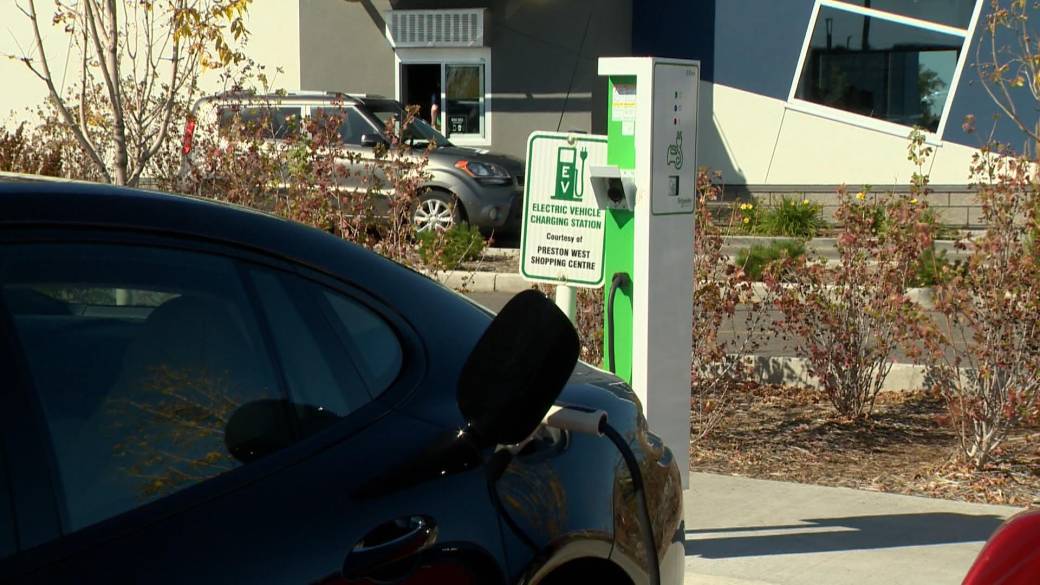 Click to play video: 'Canada aims to shift to electric vehicles by 2035'